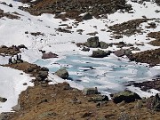 29 E ci godiamo lo spettacolo del Laghetto di Pietra Quadra con ghiaccio in scioglimento